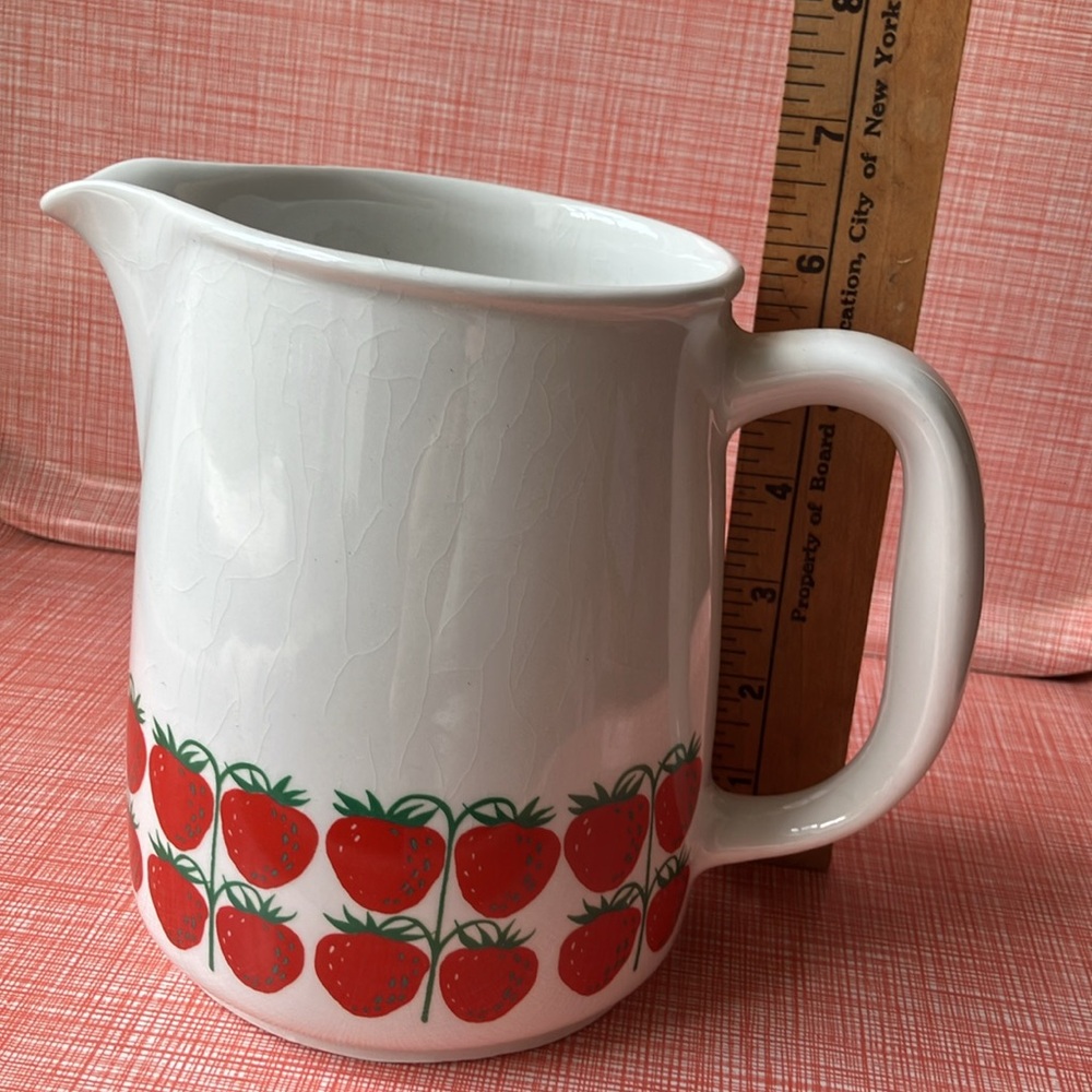 Vintage Arabia Finland Pomona ceramic strawberry pitcher - Picture 5 of 11